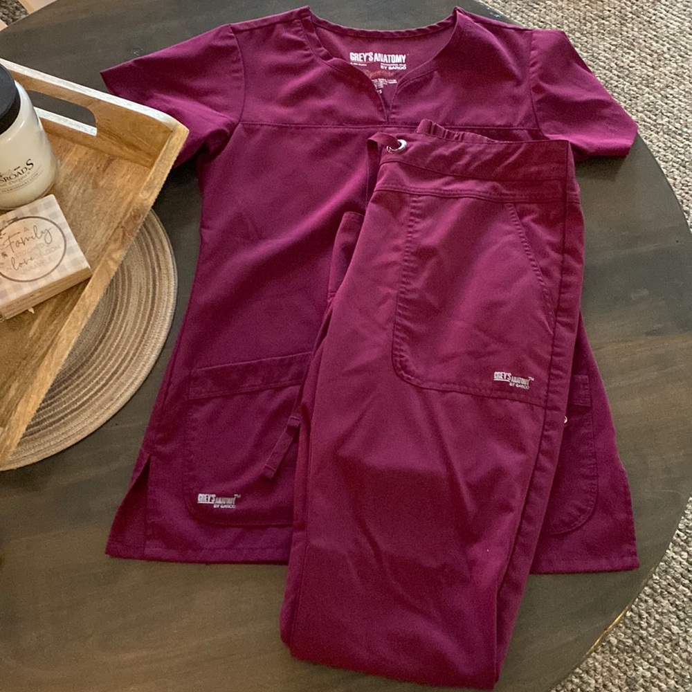 Grey’s Anatomy Scrubs set of 2 in Burgandy